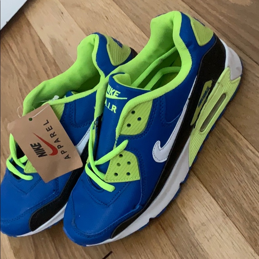 Size 4.5Y boys Nike Air Max Shoes